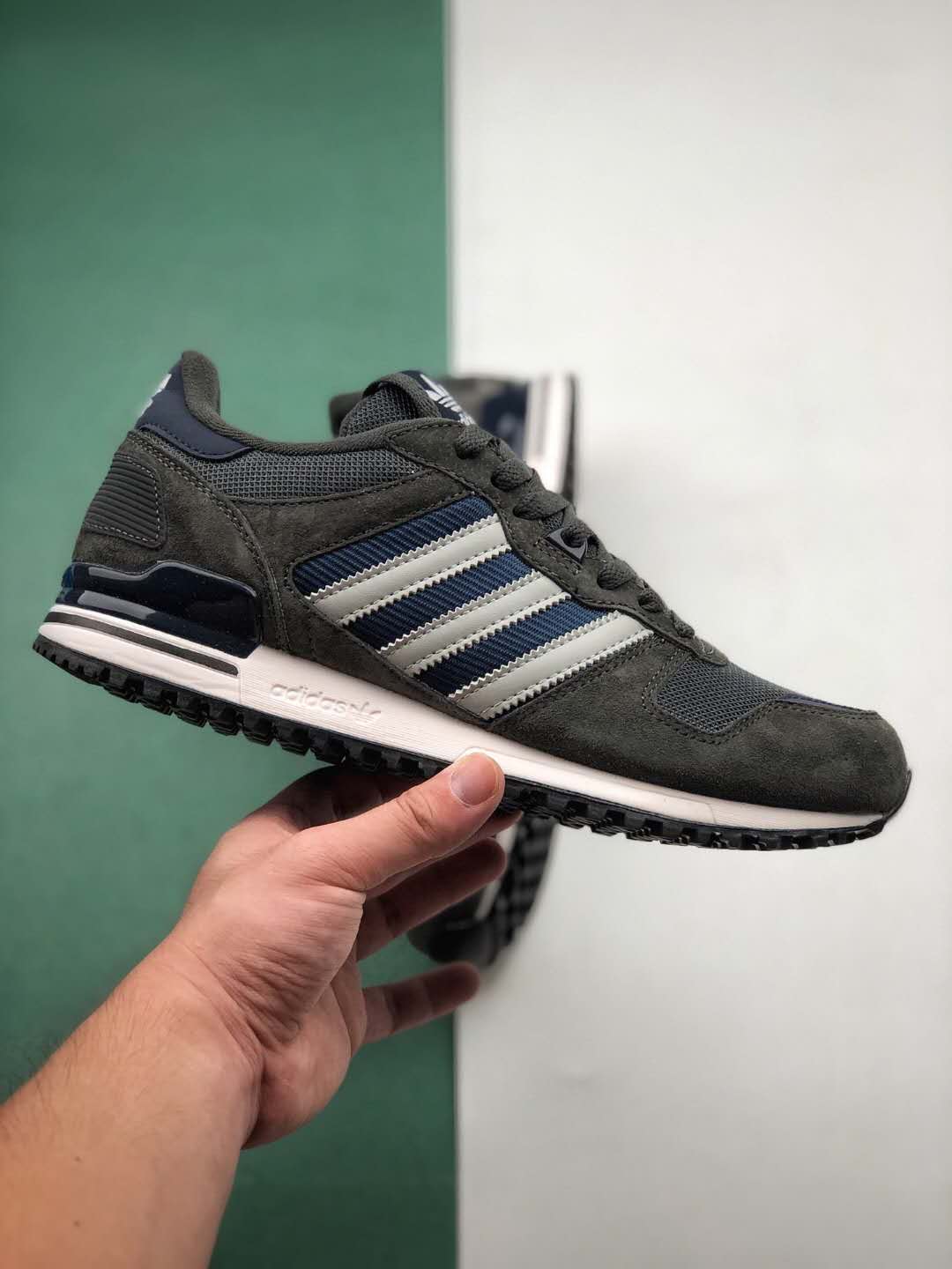 Adidas ZX 700 M19391 - Stylish and Comfortable Sneakers